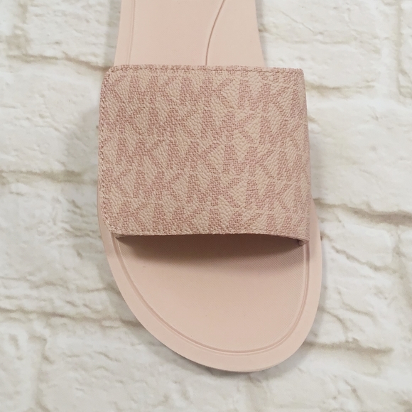 LAST ONE❗MICHAEL KORS Wade Slide In Ballet Color - Picture 2 of 10